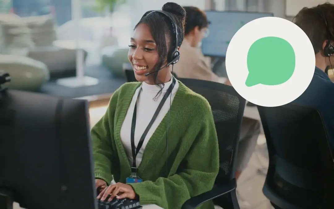Agent aimable portant un casque d'écoute et arborant une icône en forme de bulle de dialogue verte