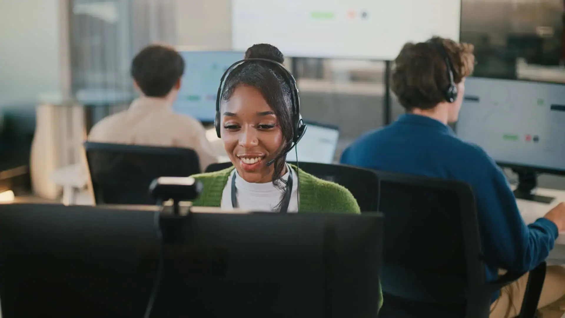 Contact center agent explaining something during a call